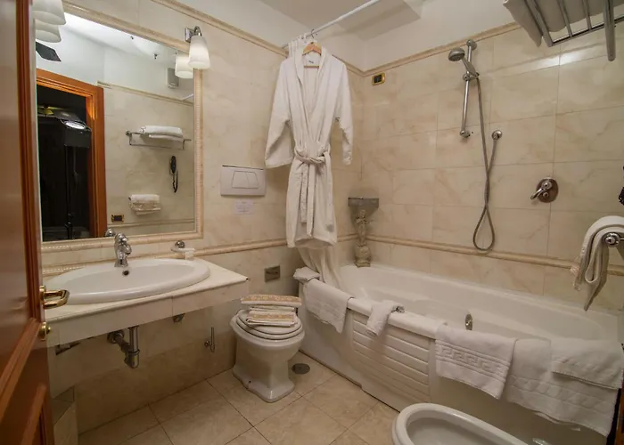 Luxury H 2000 Oda ve Kahvaltı 3*